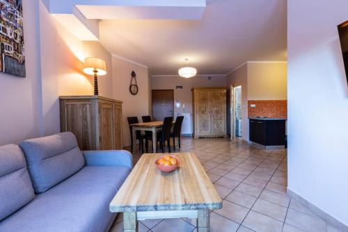 sala de estar con sofá y mesa en udanypobyt Apartamenty Skocznia, en Zakopane