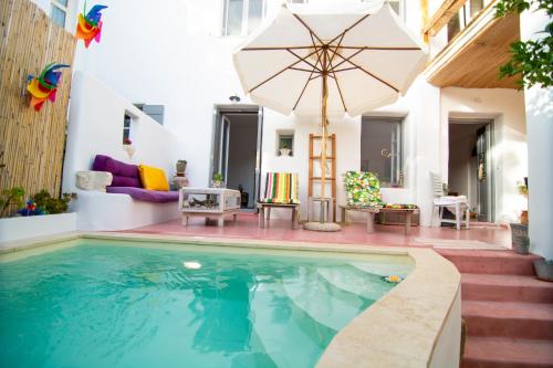 Bazén v ubytování Quartano Paros Residence nebo v jeho okolí