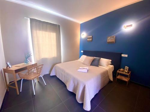 1 dormitorio con cama y escritorio. en La casina rossa Affittacamere en La Spezia