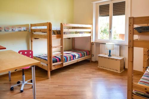 a room with bunk beds and a table and a desk at S34 - Sirolo, quadrilocale in centro arredato con gusto in Sirolo