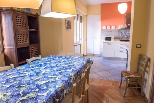 A kitchen or kitchenette at S034 - Sirolo, quadrilocale in centro arredato con gusto