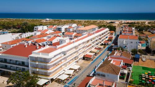 an aerial view of a city with buildings and the ocean at Apartamento T2 na Praia da Alagoa in Altura