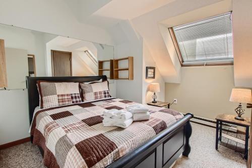 - une chambre avec un lit et des serviettes dans l'établissement Mountain Green, Condos at Killington, à Killington