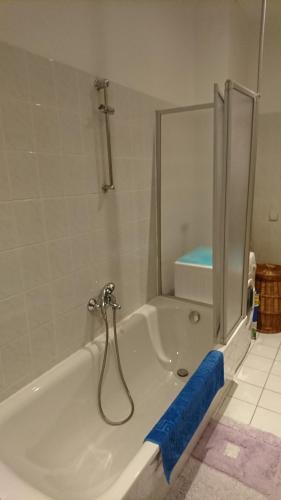 La salle de bains est pourvue d'une baignoire blanche avec un robinet. dans l'établissement Halle Saale 402, à Ammendorf