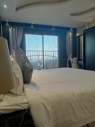 Postel nebo postele na pokoji v ubytování RAK Al Jazeera Serviced Apartments