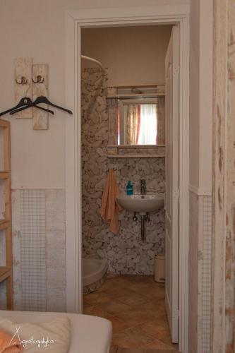 a bathroom with a sink and a toilet and a mirror at Agroturystyka Nad Jeziorem-Osada Indiańska in Czchów