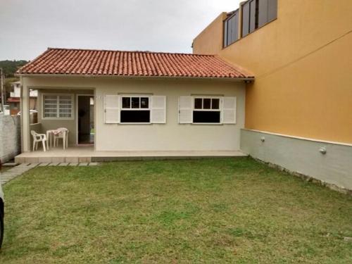 Casa de temporada Novidade na Booking.com Casa a 80 metros da Praia Central de Garopaba Menor preço em Casa de temporada Novidade na Booking.com Casa a 80 metros da Praia Central de Garopaba
