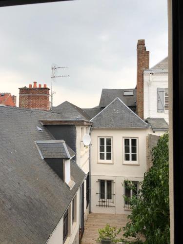 una vista desde la ventana de una casa en Le Studio de Louise, Centre-ville de Saint Valery, en Saint-Valery-sur-Somme