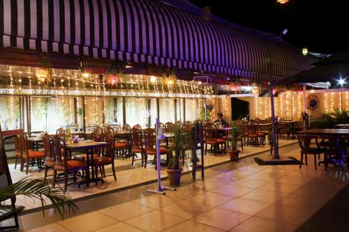 Restoran atau tempat lain untuk makan di Regenta Place The Emerald