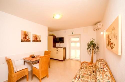 Sala de estar con cama y mesa en Apartman Dvor, en Makarska