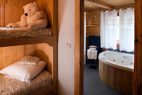 ル・グラン・ボルナンにあるChalet-Hôtel Les Cimesのバスルーム(テディベア付きの二段ベッド1組付)