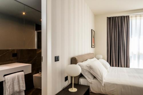 a bedroom with a bed and a bathroom at Hotel Punta Tipa in Trapani