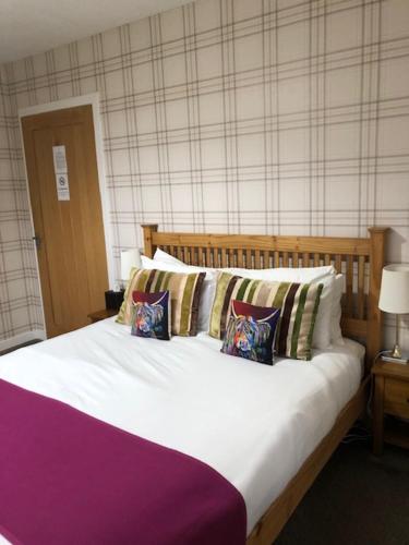 1 dormitorio con 1 cama grande y 3 almohadas en Ardmorn Holiday Accommodation, en Dunvegan