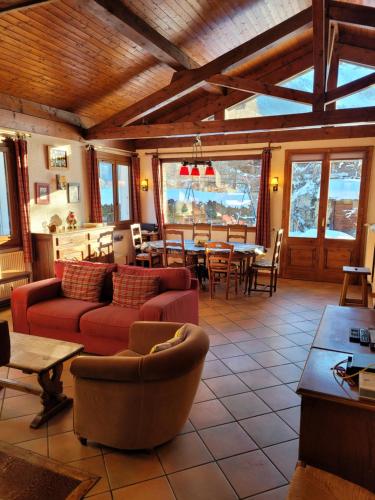 ein Wohnzimmer mit einem Sofa und einem Tisch in der Unterkunft Chalet LE TRIOLET in Chamonix-Mont-Blanc