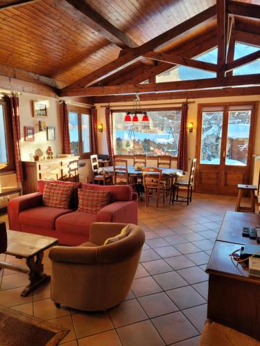 un salon avec un canapé et une table dans l'établissement Chalet LE TRIOLET, à Chamonix-Mont-Blanc