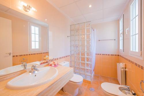 a bathroom with a sink and a toilet at Bungalow Azalea - PlusHolidays in Calpe
