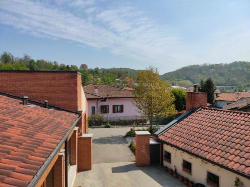 uma vista aérea de uma casa com telhados vermelhos em Agriturismo Teresa delle Fragole 