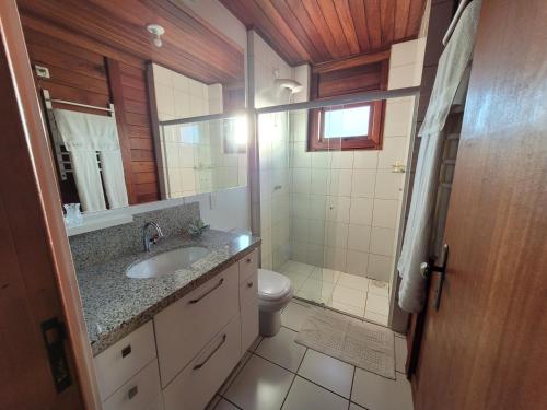 a bathroom with a sink and a toilet at Hotel Fazenda Boutique Terra do Gelo in Bom Jardim da Serra