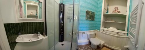 y baño con ducha, lavabo y aseo. en 13 Bohemian Bienvenue B&B, en Pontrieux