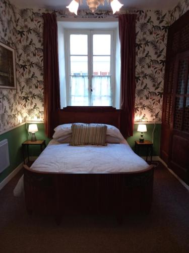 1 dormitorio con 1 cama grande y ventana en 13 Bohemian Bienvenue B&B, en Pontrieux