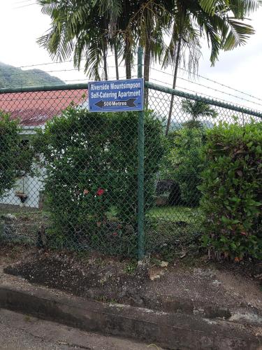 Κήπος έξω από το 2-Bed Apt Sleeps 4 near Beau Vallon Beach
