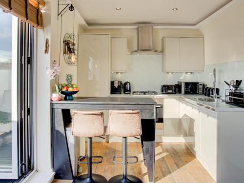 Pass the Keys Lovely 2-bedroom flat with balcony and great views