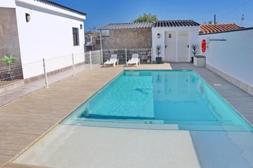 Chalet moderno con pisicina
