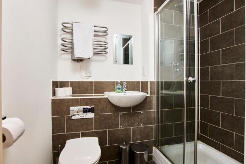 Et badeværelse på Executive Apartment in Dewsbury- Sleeps 6
