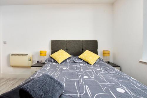 Ліжко або ліжка в номері Executive Apartment in Dewsbury- Sleeps 6