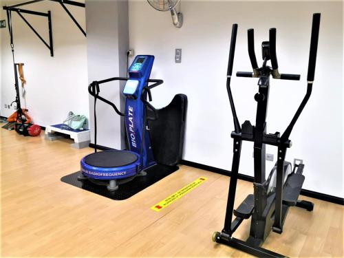 un gimnasio con una máquina de videojuegos en una habitación en New Estrelitzia Luxury Apartamen, en Santa Cruz de Tenerife