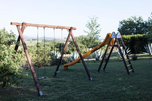 Zona de juegos infantil en Agriturismo Bio Podere Doganelle