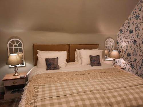 เตียงในห้องที่ Argyle Guest House