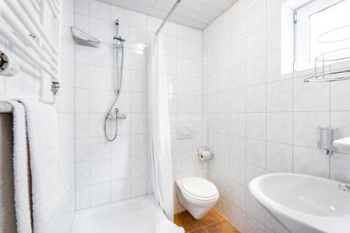 y baño con ducha, aseo y lavamanos. en My Pension STUTTGART-AIRPORT-MESSE, en Leinfelden-Echterdingen