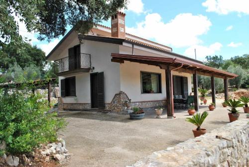 a white house with a porch and a fence at VILLA CYCAS relax tra mare e natura in Sperlonga
