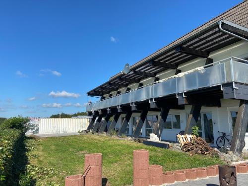 um edifício com toldos ao lado em Boardinghouse Breitscheid em Breitscheid