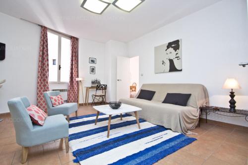 une chambre avec un lit, une table et une chaise dans l'établissement Florian 103, à Cannes