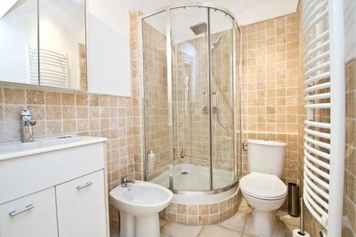 une salle de bain avec une douche, des toilettes et un lavabo dans l'établissement Florian 103, à Cannes