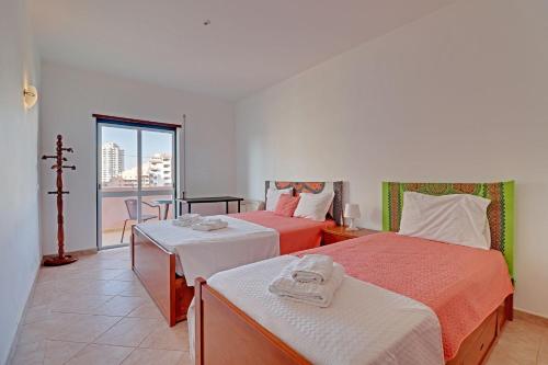 Postel nebo postele na pokoji v ubytování Praia da Rocha Central 1 With Pool by Homing