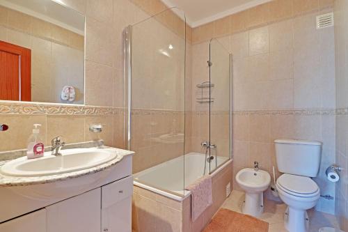 Koupelna v ubytování Praia da Rocha Central 1 With Pool by Homing