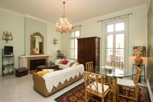 un salon avec un canapé et une table dans l'établissement Cosimo, à Cannes