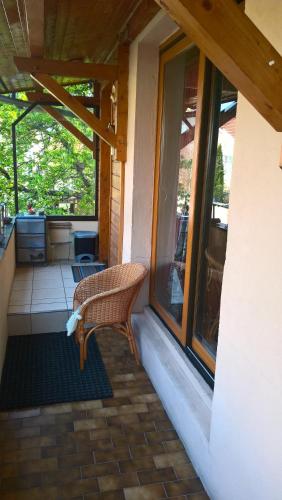 un banco sentado en el porche de una casa en appartement meublé, en Vizille