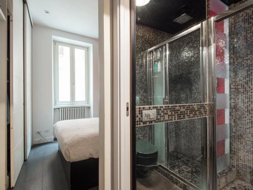 Pokój z prysznicem, łóżkiem i oknem w obiekcie Coronari Enchanting Two Bedroom w Rzymie