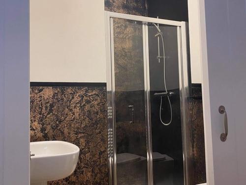 un bagno con doccia e lavandino di Butterfly Cottage a Grantown on Spey