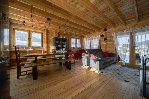Ein Sitzbereich in der Unterkunft Chalet L'Abitiz
