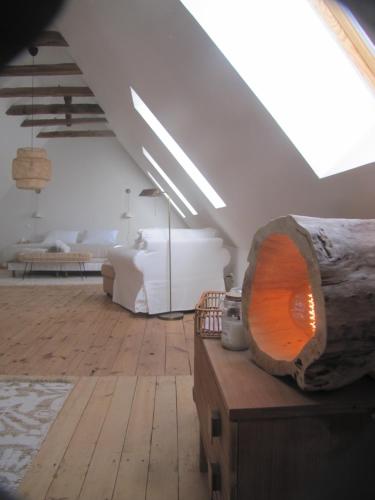 Camera mansardata con letto e tavolo in legno. di Esprit Nature Rêve d'étoiles a Graissac