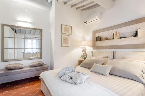 een slaapkamer met 2 bedden en een raam bij Casa Santa Zita, A Toproof Penthouse Apartment with Elevator and Private Garden Inside the Walls in Lucca