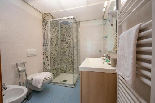 Bilik mandi di Le Stanze del Lago Apartments
