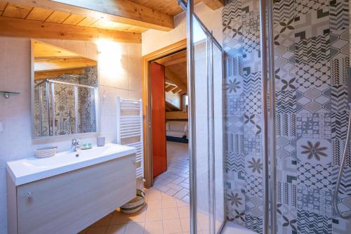 Bathroom sa Le Stanze del Lago Apartments