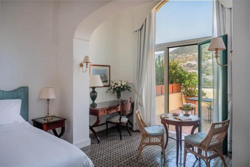 Postel nebo postele na pokoji v ubytování Caruso, A Belmond Hotel, Amalfi Coast