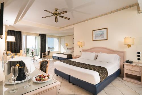 Un pat sau paturi într-o cameră la Sant Alphio Garden Hotel & SPA